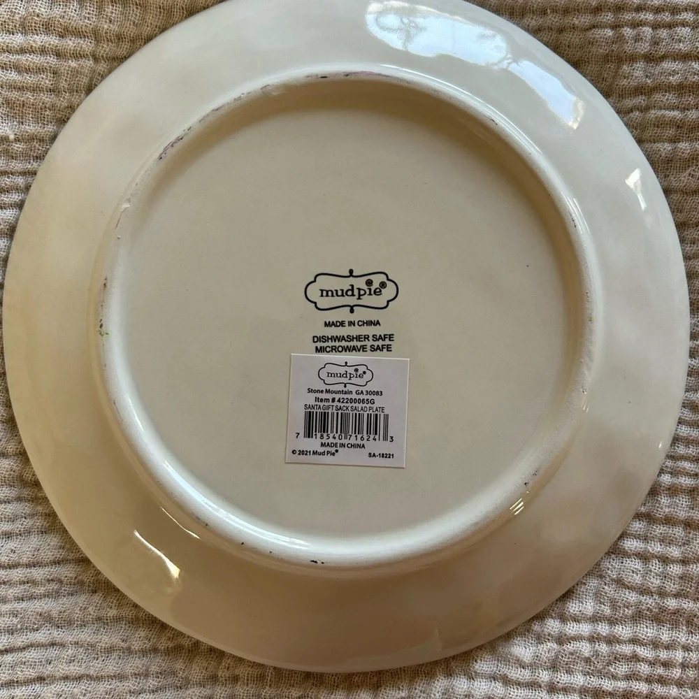 Mud Pie Santa Holding Gift Sack Christmas  8” Ceramic 8” Salad Plates. Set of 2